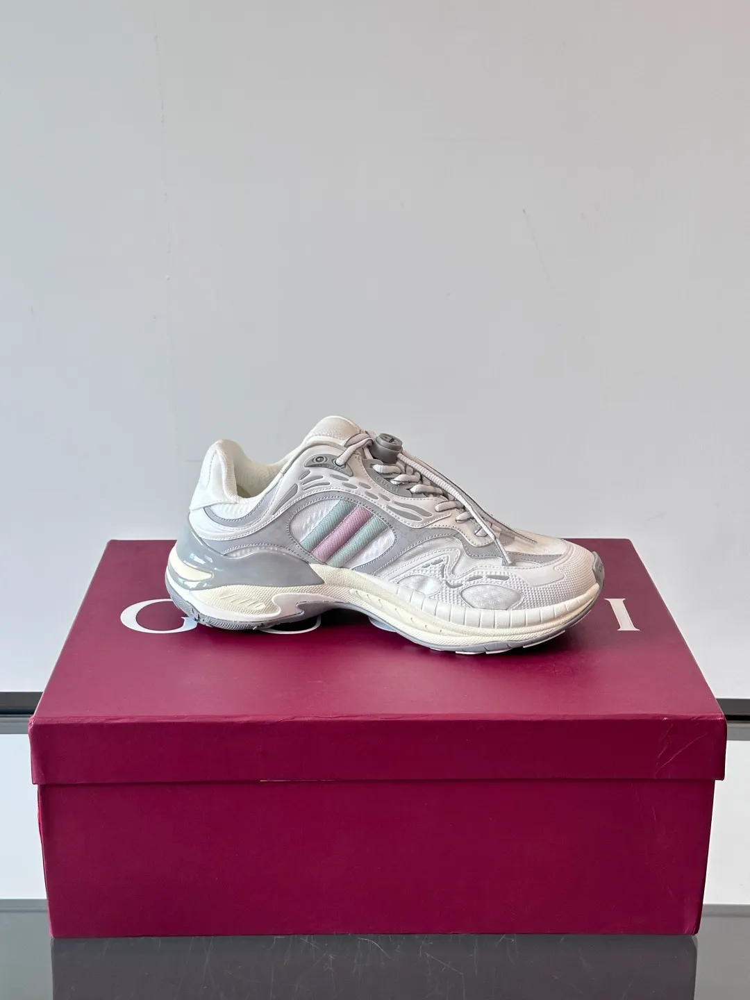 [G Home] Top P: 1020💰 Men’s size will be released first Size: 39-45 (45 customized) Gucci Gucci, couple model, women’s model will be released later, new 2.0 futuristic sports shoes‼ ️A pair of subversive sneakers is here. Gucci 2.0, a full series of 4 colors with key investment, smart silhouette: slightly curved forefoot design, you can clearly feel the propulsion when commuting and trotting, and it can enhance the sense of line extension when paired with wide-leg pants or cycling pants. EVA thick soles not only have a comfortable height-increasing effect, but also reduce weight (it actually lasts 3 hours of shopping without tiring your feet!) Highlight moments for lazy people: 2. Just choose it for airport wear! You can take them off in seconds after passing the security check (you can put them on as soon as you lift the heel strap), because the shoes come with a sliding buckle, so no need! ! Tie your shoes. Really achieve the sense of relaxation that goes with you.